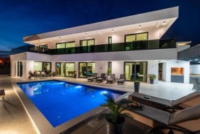 Luxury Villa Royal Hill with 34 m2 pool